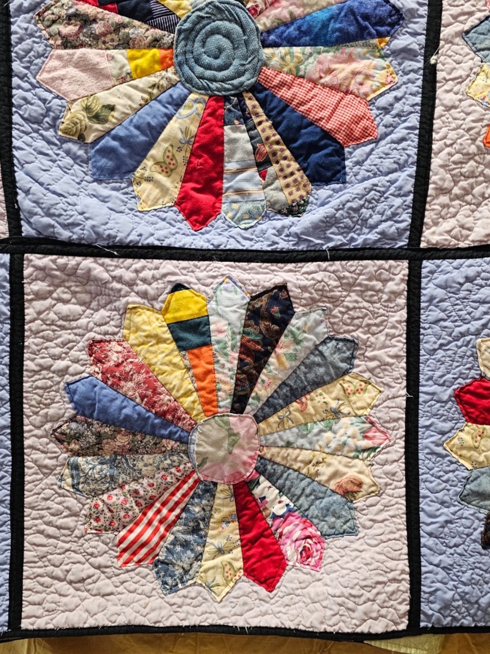 Vintage Handmade Dresden Plate Quilt